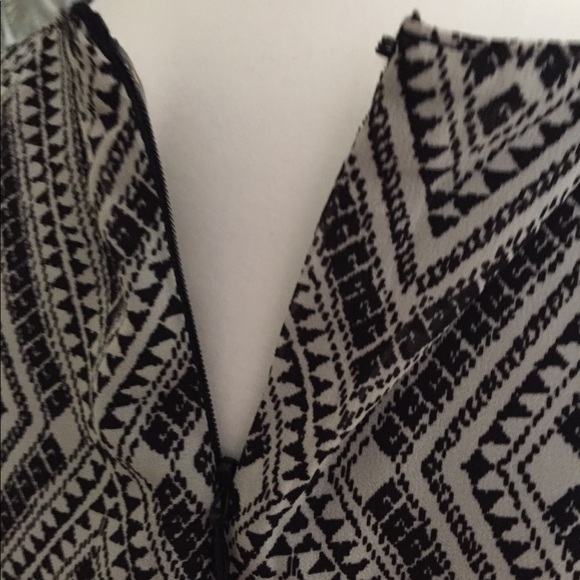 Black and white loose fitting dress. - Picture 5 of 7